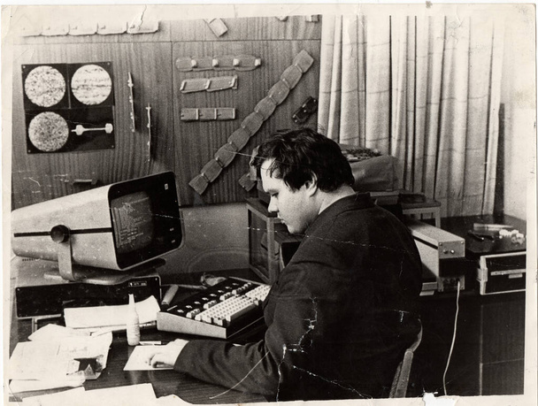 Dnyipropetrovszk, Szovjetunió - 02.18.1988: Egy fiatal tudós uralja a szovjet számítógép DZ-28. Retusálás. - Fotó, kép