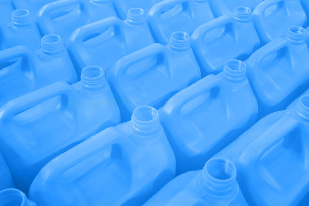 Muchos jerrycans de plástico azul vacío fondo - Foto, Imagen