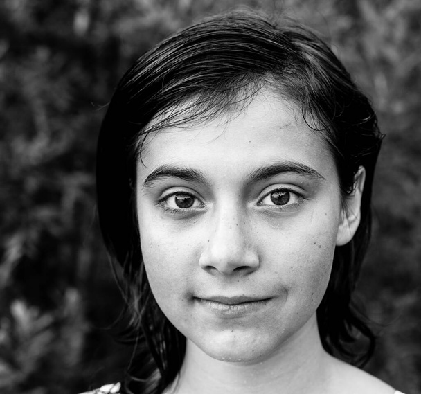 Портрет чорноволоса дівчинка-підліток. Чорно-біле фото
. - Фото, зображення