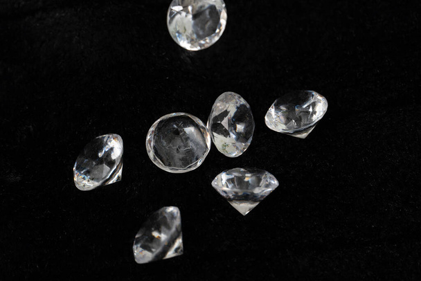 een bos van glasstenen in de vorm van diamanten op een zwarte achtergrond - Foto, afbeelding