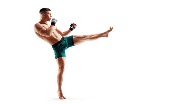 Patada MMA. Concepto deportivo. Combatiente MMA aislado sobre fondo blanco. Atleta. Vista lateral - Foto, Imagen