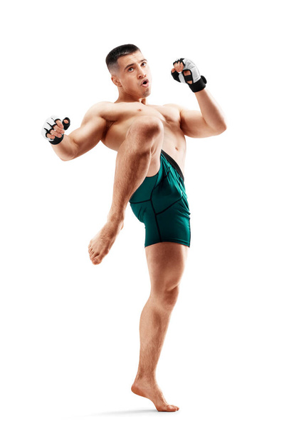 MMA. Knieschop. Een mannelijke vechter met een knieschopper. Sport. Geïsoleerd in witte achtergrond - Foto, afbeelding