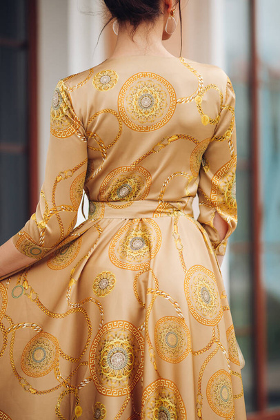 Costas de mulher atraente em belo vestido de verão curto posa para a câmera fora - Foto, Imagem