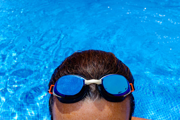 Schwimmbrille zum Schutz der Augen vor Chlor und Sonne, mit Kopierraum. - Foto, Bild