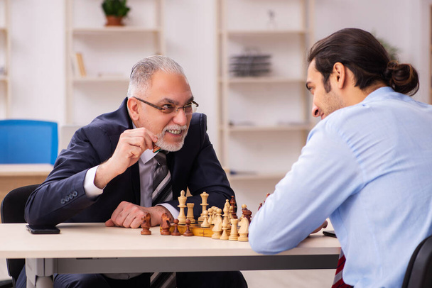 Zwei Geschäftsleute spielen Schach im Büro - Foto, Bild