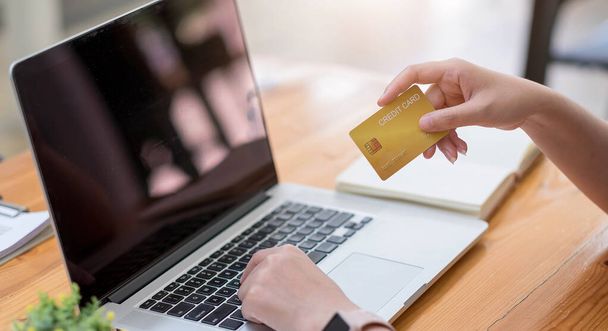 Online maksu, Nuoren naisen kädet tietokoneella ja käsi tilalla luottokortti verkkokaupoissa - Valokuva, kuva