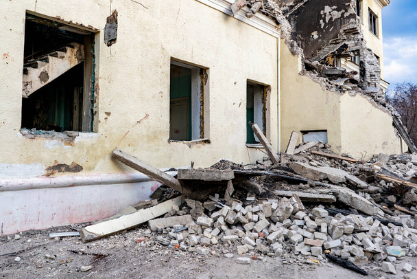 zničený dům ve válce a cihly ležící kolem b - Fotografie, Obrázek