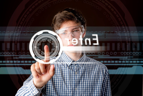 νεαρός άνδρας χρησιμοποιούν φουτουριστικό 3d γυαλιά interface b - Φωτογραφία, εικόνα