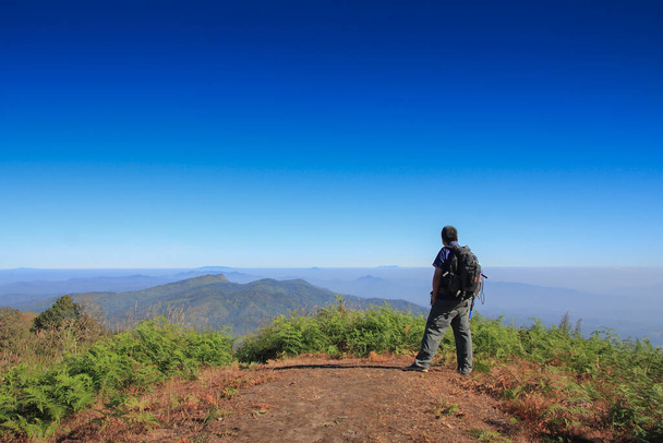 Man wandelen Reiziger met grote rugzak bergbeklimmen Travel Lifestyle - Foto, afbeelding