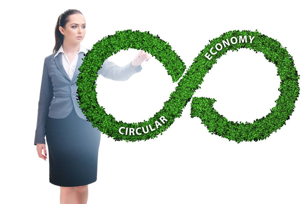Concepto de economía circular con empresaria - Foto, imagen