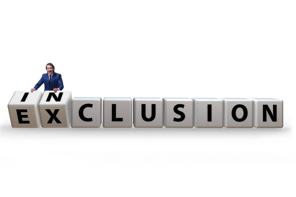 Uomo d'affari girando cubi nel concetto di inclusione ed esclusione - Foto, immagini