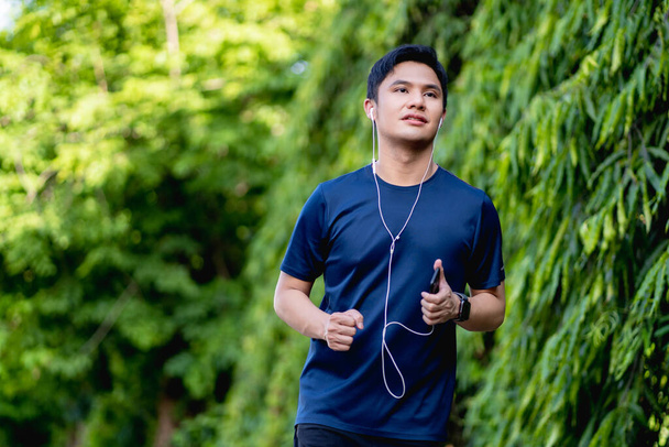 Portrét mladého muže běžícího v parku. - Fotografie, Obrázek