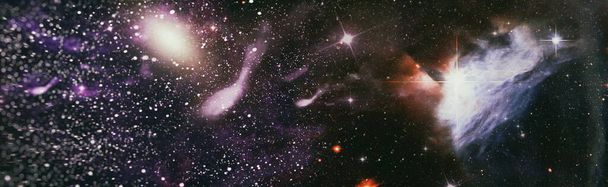 虹色の星雲夜の星空。多色宇宙。深宇宙の星のフィールドと星雲は、惑星地球から何年も離れています。NASAによって提供されたこの画像の要素. - 写真・画像