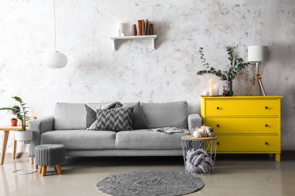 グレーのソファと黄色の商品とリビングルームのトレンディなインテリア - 写真・画像
