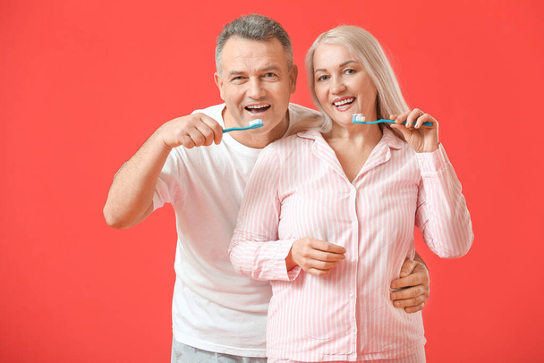 maduro casal escovação dentes no cor de fundo - Foto, Imagem