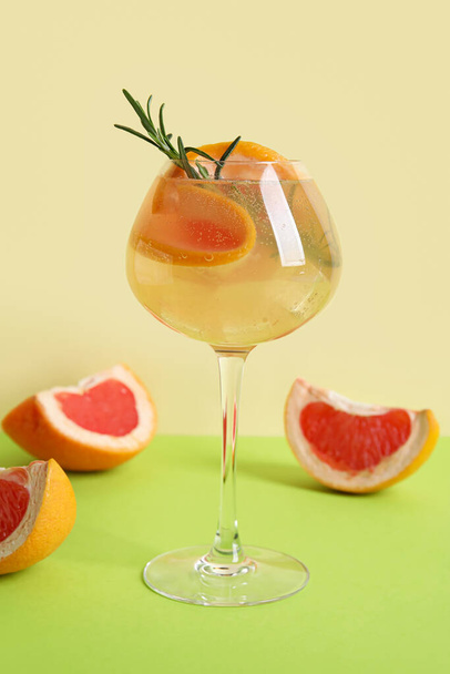 Glass of tasty grapefruit cocktail on color background - Photo, image