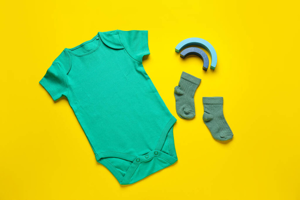 Дитячий одяг та шкарпетки на кольоровому фоні
 - Фото, зображення
