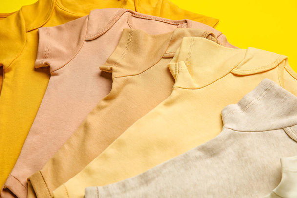 Βρεφικά ρούχα στο φόντο χρώμα - Φωτογραφία, εικόνα