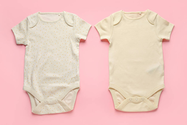 Renkli arka planda bebek kıyafetleri - Fotoğraf, Görsel