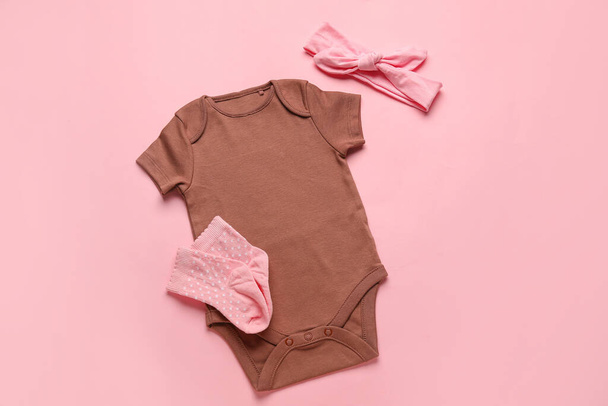 Vêtements et chaussettes bébé sur fond de couleur - Photo, image