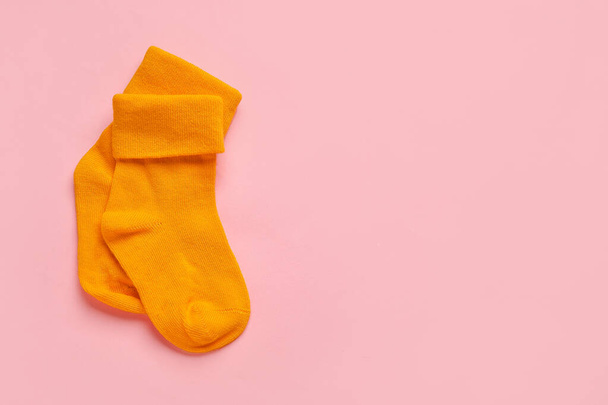 Baby socks on color background - Φωτογραφία, εικόνα