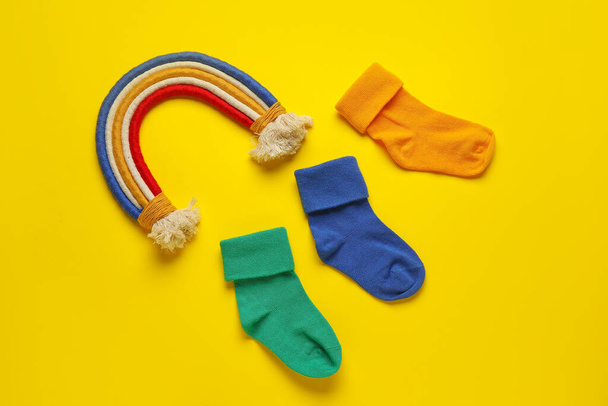 Chaussettes bébé sur fond de couleur - Photo, image