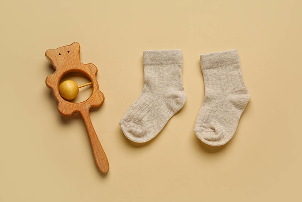 Baby sokken en speelgoed op kleur achtergrond - Foto, afbeelding