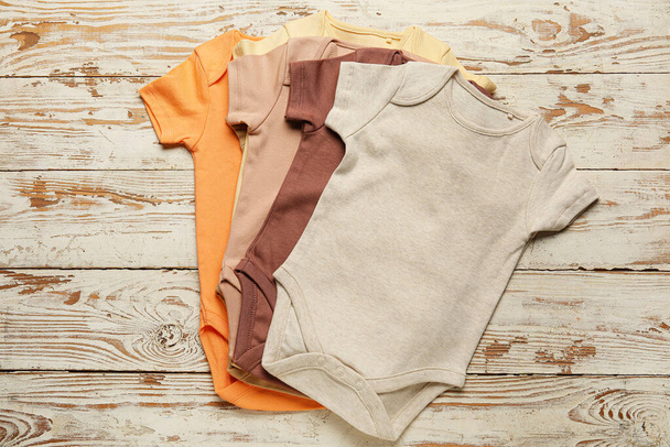 Vauvan vaatteet kevyellä puupohjalla - Valokuva, kuva