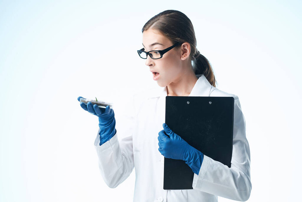 vrouwelijk laboratorium assistent in witte jas biologie onderzoek experiment - Foto, afbeelding