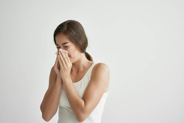 mujer se limpia la nariz con un pañuelo secreción nasal problemas de salud resfriado de salud - Foto, Imagen