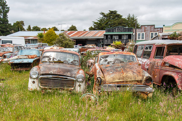 Voitures anciennes sur un grand chantier à la fin de Old Coach Road Trail, Île du Nord de la Nouvelle-Zélande - Photo, image