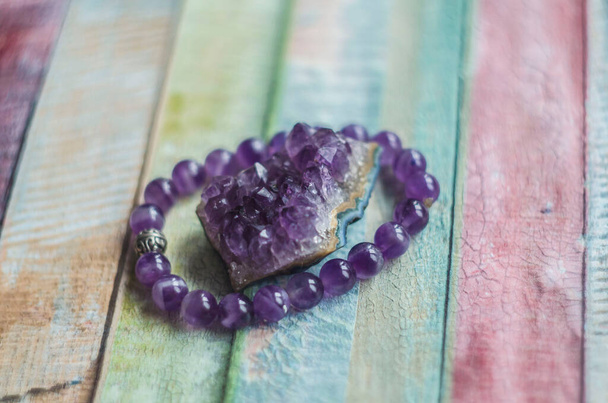 Amethyst druse karkötő lila természetes kő ékszerek. Természetes anyagok fényképe. - Fotó, kép