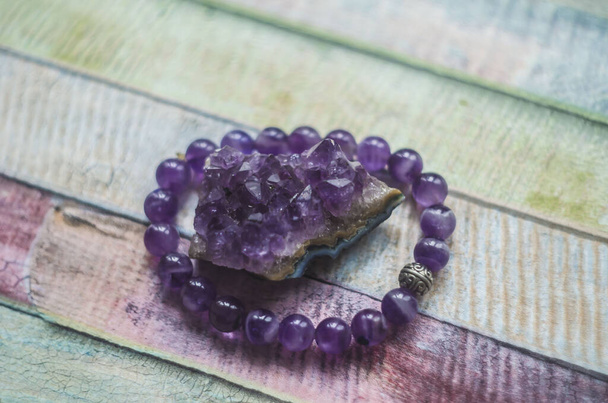 アメジストは、ブレスレット紫色の天然石の宝石類を引き出します。天然素材の写真. - 写真・画像