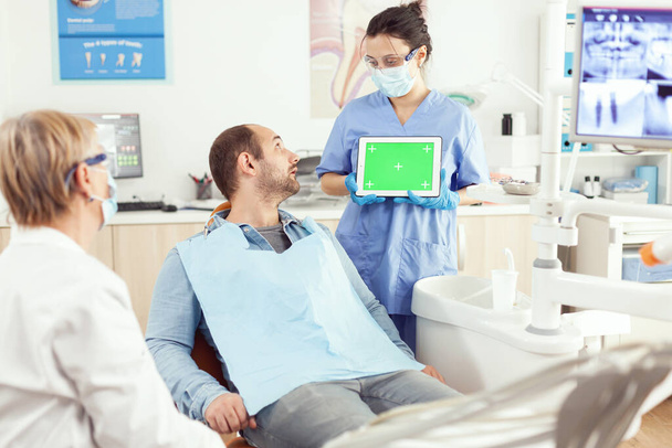 Malade homme regardant se maquiller écran vert chroma comprimé clé avec affichage isolé - Photo, image