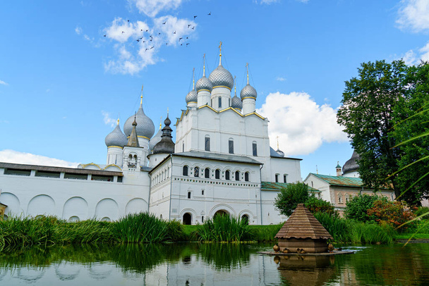 Rostow, Russland. Kirche der Auferstehung Christi im Kreml. Teich. Rostower Kreml - Foto, Bild