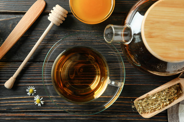 Käsite ruoanlaitto kamomilla teetä maalaismainen puinen pöytä - Valokuva, kuva