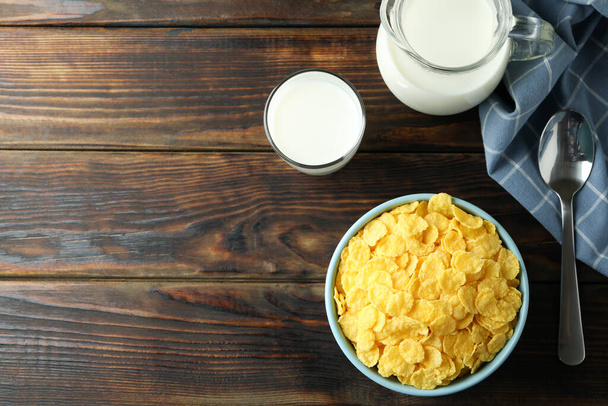Konzept des leckeren Frühstücks mit Cornflakes auf Holztisch - Foto, Bild