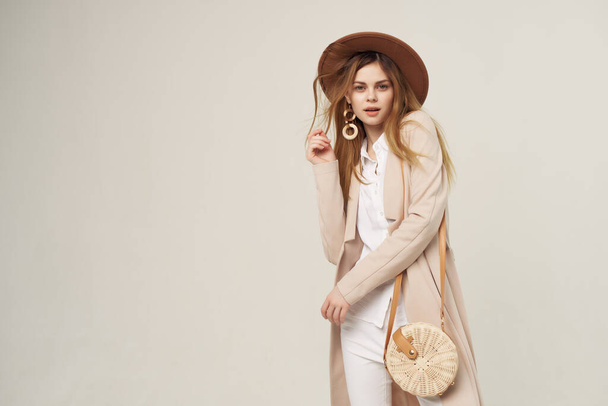 γυναίκα με καπέλο μόδας τσάντα θέτοντας μοντέρνο στυλ - Φωτογραφία, εικόνα