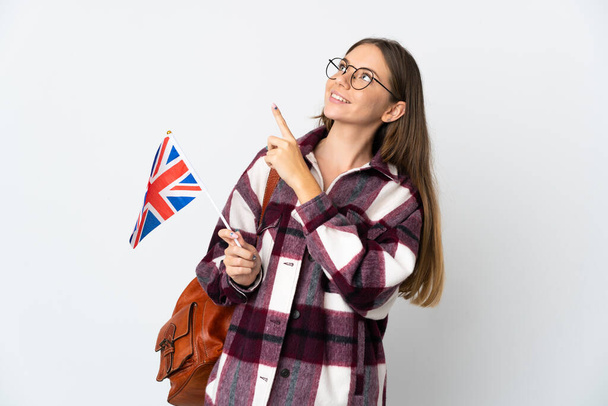 Junge Litauerin mit einer britischen Flagge auf weißem Hintergrund, die mit dem Zeigefinger auf eine großartige Idee zeigt - Foto, Bild