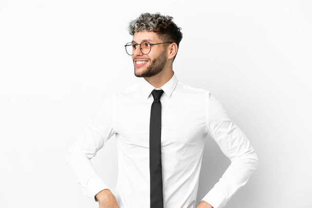 Business caucasian man isolated on white background posing with arms at hip and smiling - Valokuva, kuva