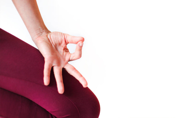 Spor kıyafetleri içinde tanınmayan bir kadının hasıraltı görüntüsü. Minder üzerinde Mudra elleriyle. ve farkındalık çalışırken yoga yapıyor. - Fotoğraf, Görsel