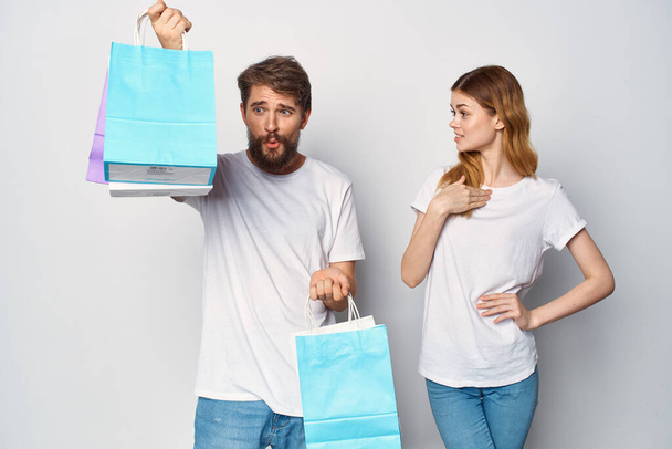 junges Paar mit Einkaufstaschen - Foto, Bild