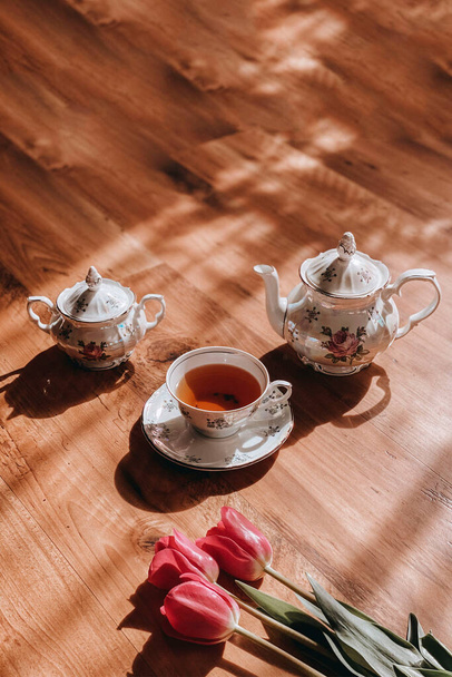 утренний чай, утренний чай, цветы для завтрака, чашка чая, утро для меня, идеальное утро, доброе утро, прекрасное утро, чашка, чайная церемония, для Photoshop, для печати, крышка - Фото, изображение