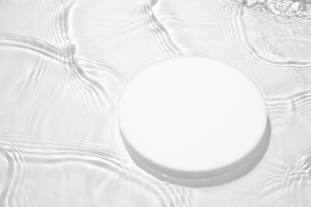 Tyhjä valkoinen ympyrä palkintokorokkeella läpinäkyvä kirkas vesi tausta kopioi tilaa - Valokuva, kuva