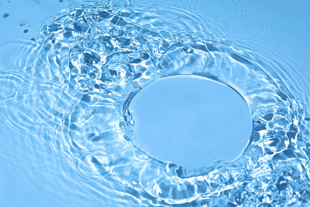 läpinäkyvä sininen värillinen kirkas rauhallinen veden pintarakenne  - Valokuva, kuva