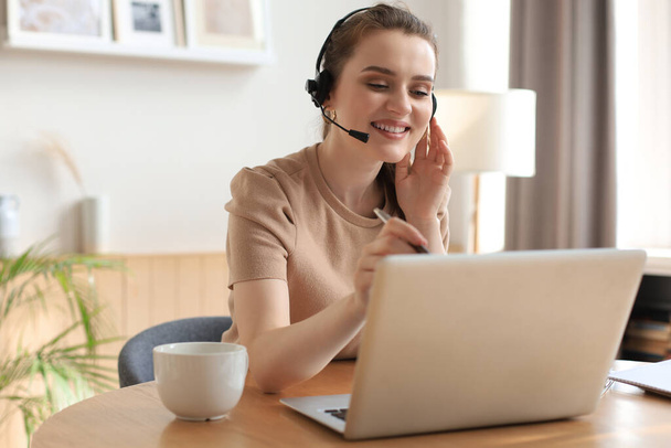 Freelance operator talking with headsets and consulting clients from home office - Foto, Imagem