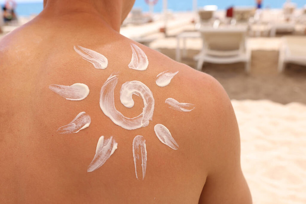 Sol branco pintado no homem de volta com protetor solar closeup - Foto, Imagem