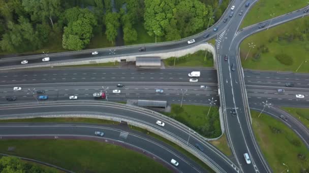 Vista aerea sorvolando le auto caricate con ingorgo all'ora di punta in autostrada con ponte - Filmati, video