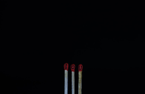 Ik hou van je op Match Sticks. Matchstick kunst fotografie gebruikte lucifers om een liefdesconcept te creëren. - Foto, afbeelding