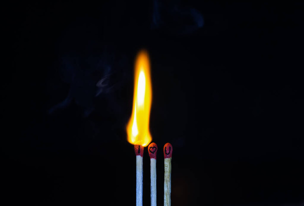 Rakastan sinua Match Sticksissä. Matchstick Art Photography käytetään tulitikut luoda rakkauden käsite. Lähikuva palaneista tulitikuista. - Valokuva, kuva